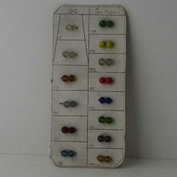 Glas Perlen auf Karton